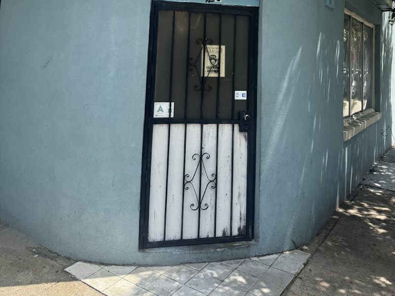 Dave's Carry-Out exterior